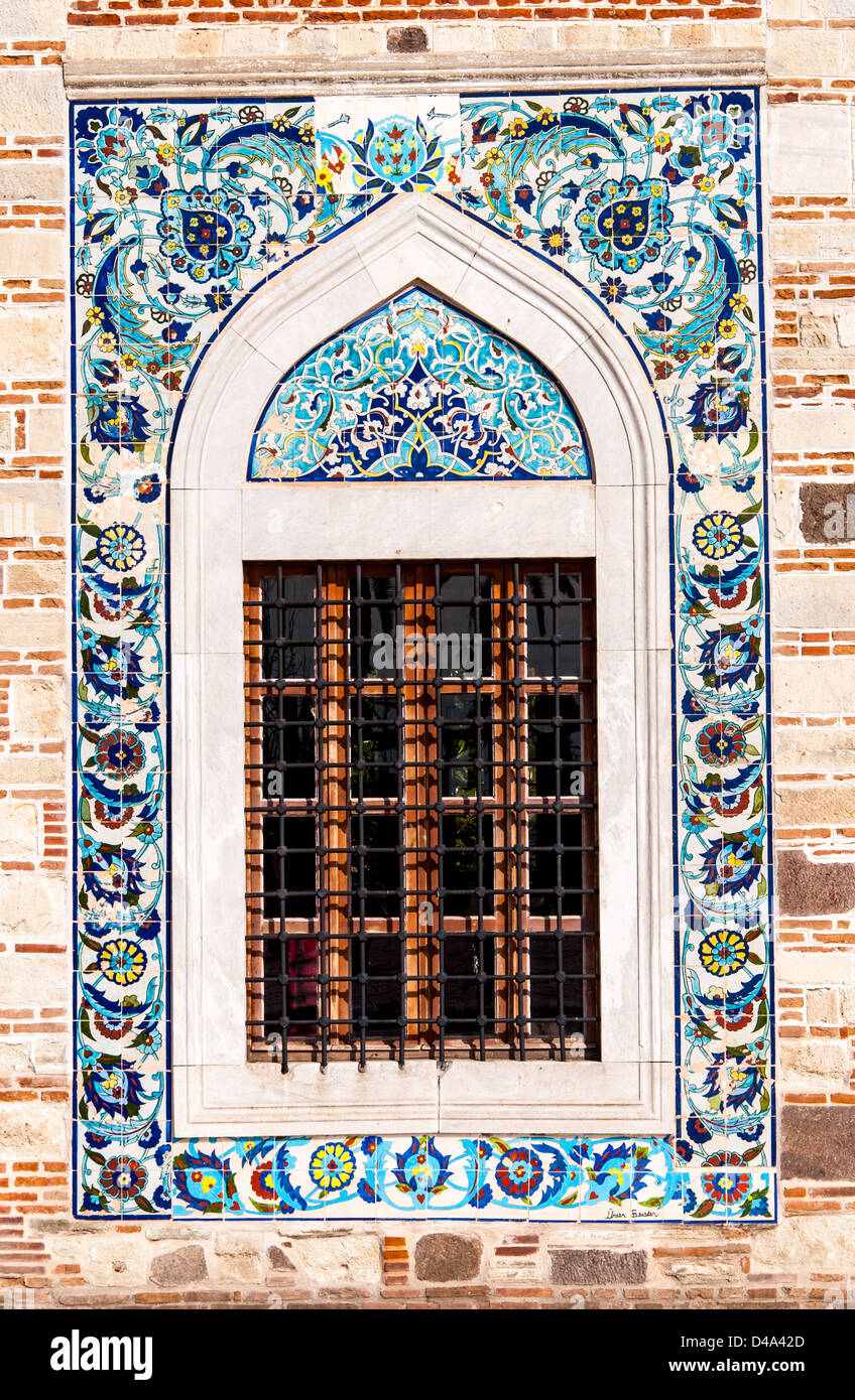 Izmir, Türkei: Detail eines verzierten Fensters in Izmir Stockfoto