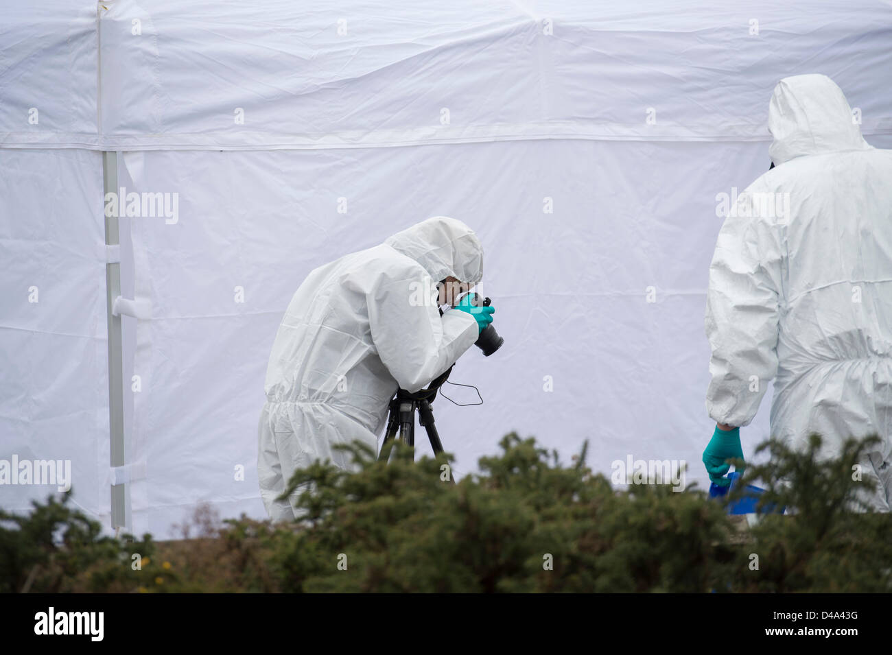 Grays, Essex. 10. März 2013. Polizei-Appell für Zeugen nach 35 Jahre alter Mann wurde in den frühen Morgenstunden von heute Vormittag in Grays, Essex angegriffen. Er starb später an seinen Verletzungen im Krankenhaus Queens in Romford. Szenen des Verbrechens Offiziere besuchen die Szene, um forensische Beweise zu sammeln. Stockfoto
