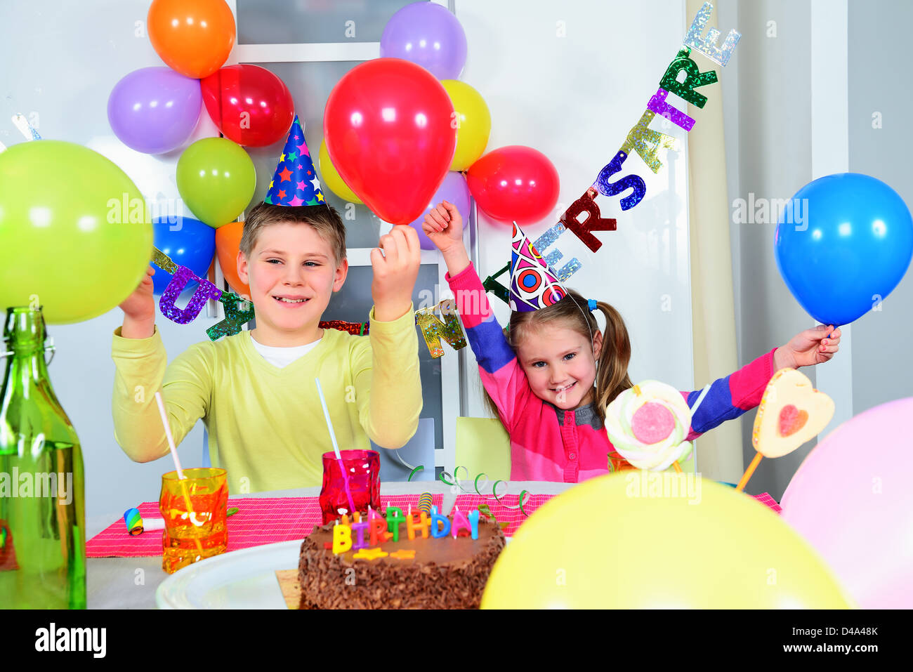 Glückliche kleine Kinder haben Spaß in einer Geburtstagsfeier Stockfoto