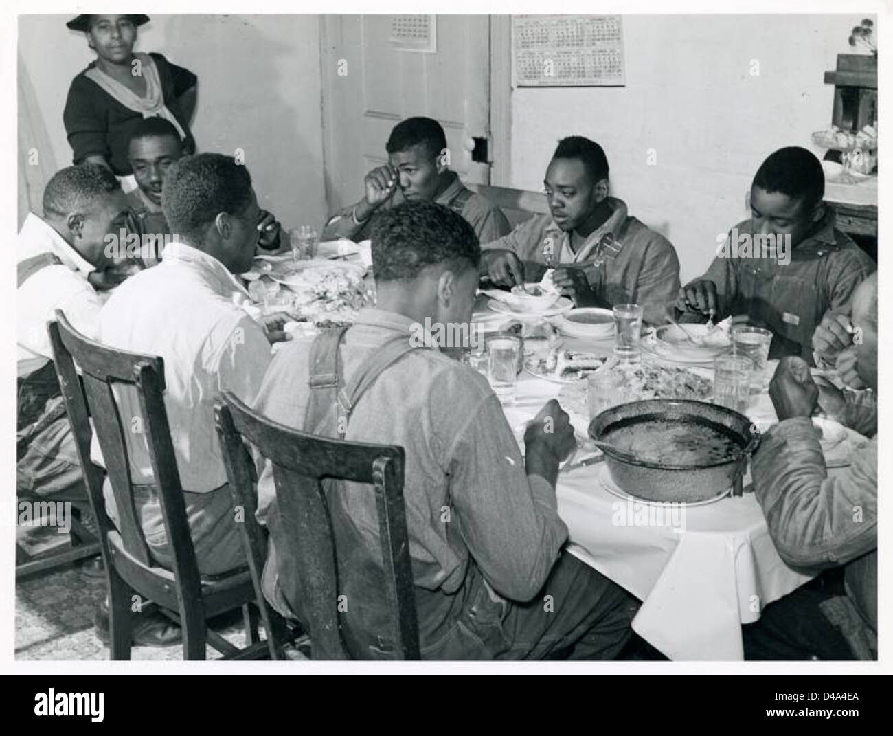Eine Fotografie aus dem Jahr 1939, die afroamerikanische Männer und Frauen beim gemeinsamen Essen im Granville County, North Carolina, zeigt die soziale und kulturelle Dynamik des Südens der Depression während der Segregation. Stockfoto