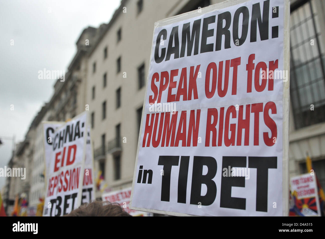 Portland Place, London, UK. 10. März 2013. Banner auf der Kundgebung gegenüber der chinesischen Botschaft. Tibetischen Menschen marschieren durch die Londoner aus Protest gegen die chinesische Beteiligung in Tibet, endet in einer Kundgebung vor der chinesischen Botschaft am Portland Place, Stockfoto