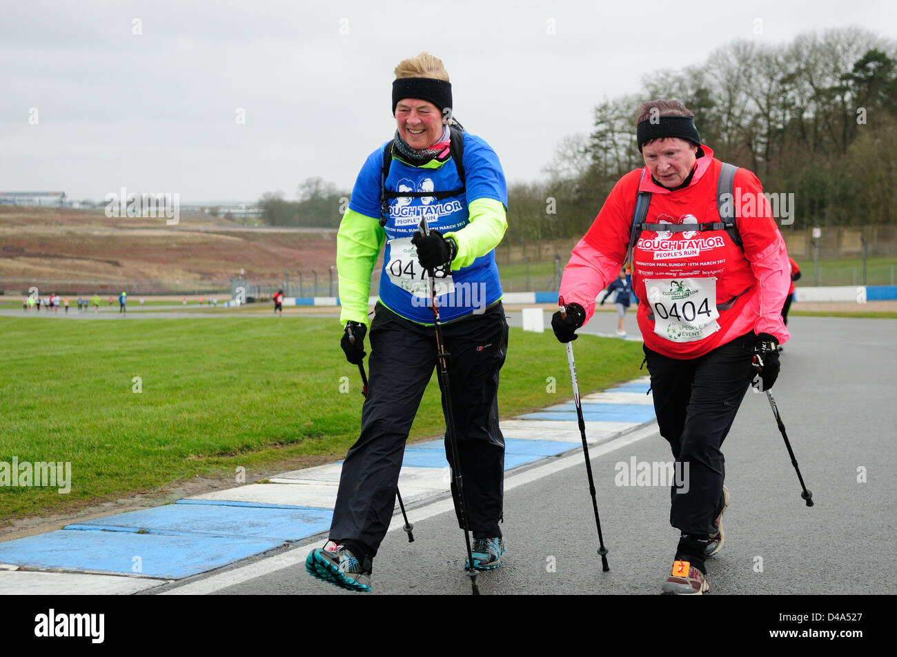 Donington Park, Derbyshire, UK. 10. März 2013.A neue Sportereignis zu feiern die Leben des Brian Clough und Peter Taylor, die große Fußball-Status bei Nottingham Forest und Derby County in den 70er und 80er Jahren erreicht. Weile auch steigende Mittel für gute Zwecke. Die 10-Kilometer-Lauf fand im Donington Park Rennstrecke an einem sehr kalten Tag März. Stockfoto