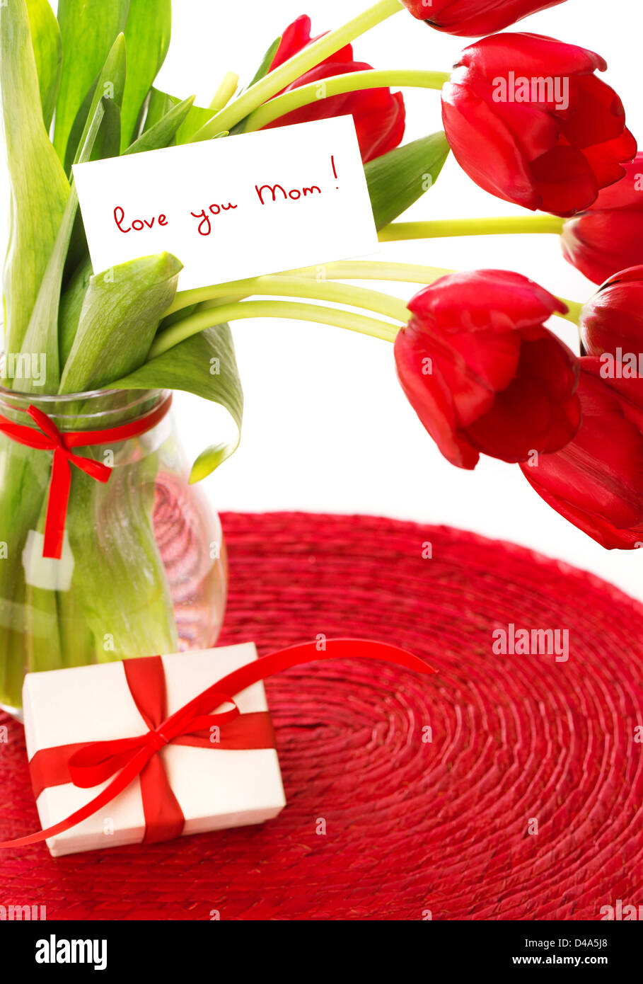 Bild der frische rote Tulpe Blumen Blumenstrauß in Glasvase, Grußkarte, kleinen weißen Geschenkbox, liebe dich Mama, romantische Stillleben Stockfoto