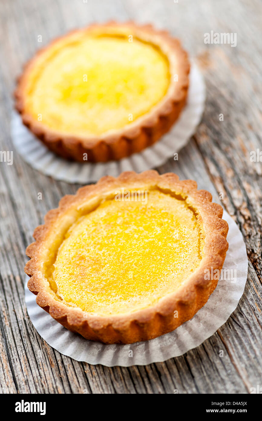 Zwei Gourmet frische Zitrone Dessert Torten auf hölzernen Hintergrund Stockfoto