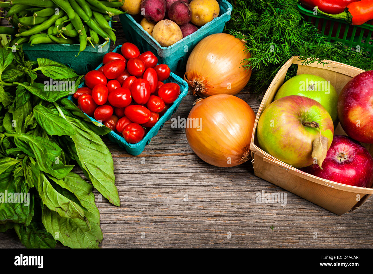 Frische Bauernmarkt, Obst und Gemüse auf dem display Stockfoto