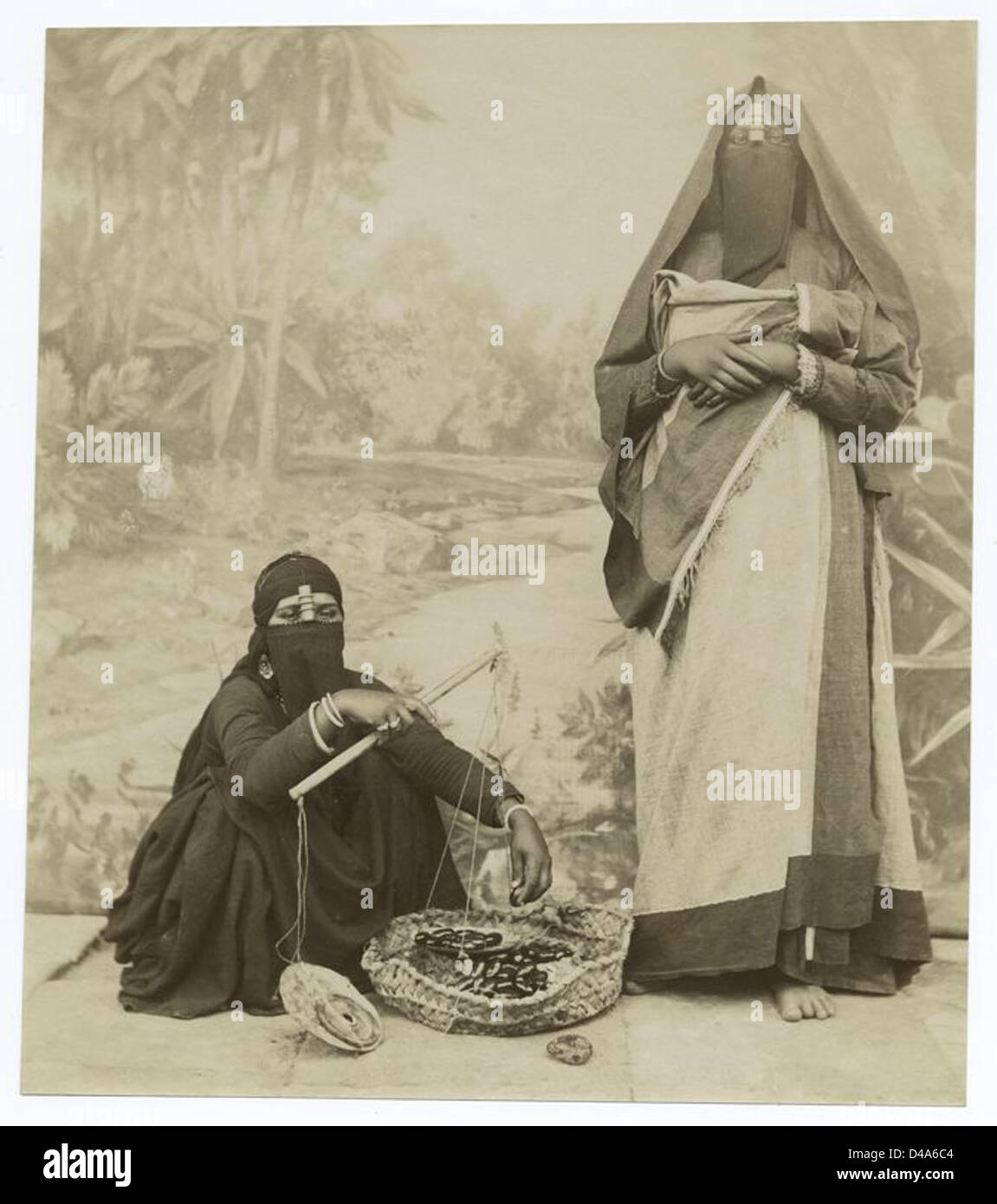 Dieses Foto aus dem Jahr 1860 zeigt einen Datumshändler in Ägypten. Der Händler wird barfuß gesehen und verkauft Datteln, mit traditioneller Kleidung, die den Handel in der Region während des 19. Jahrhunderts repräsentieren. Stockfoto