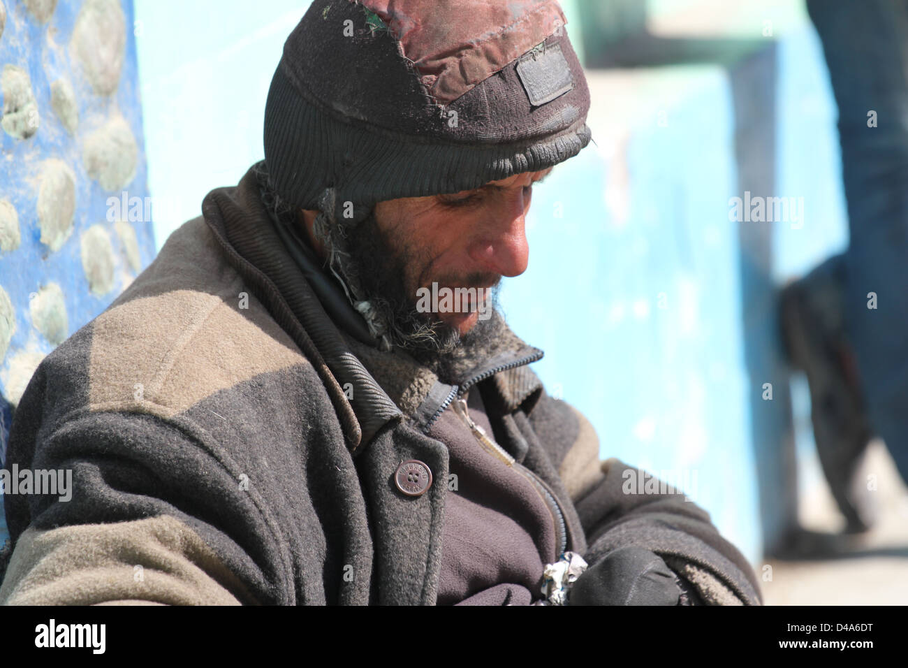 Ein Bettler sitzt auf einer Straße in Kabul, Afghanistan Stockfoto