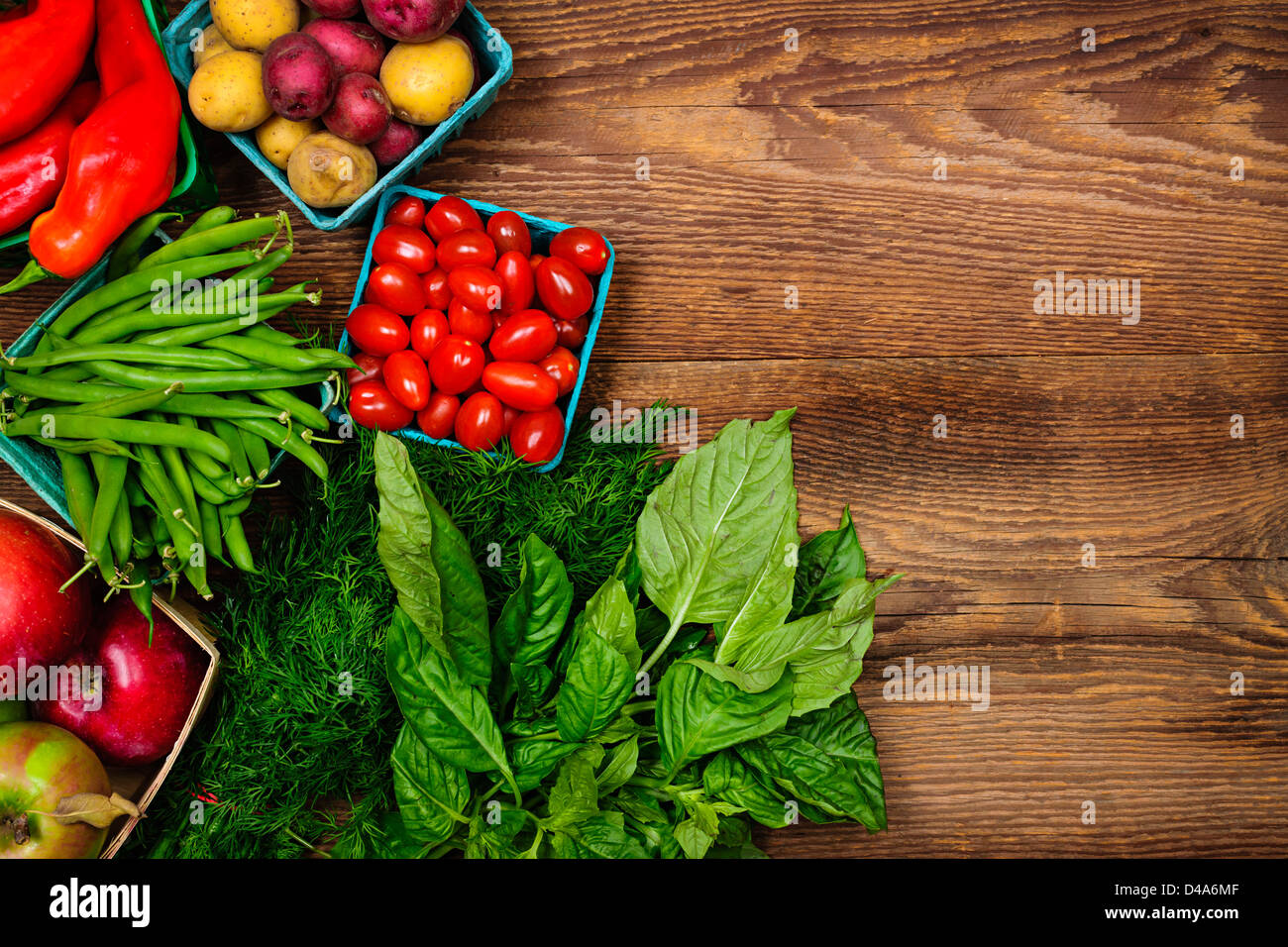 Frische Bauernmarkt, Obst und Gemüse von oben mit textfreiraum auf dunkelbraunem Holz Stockfoto