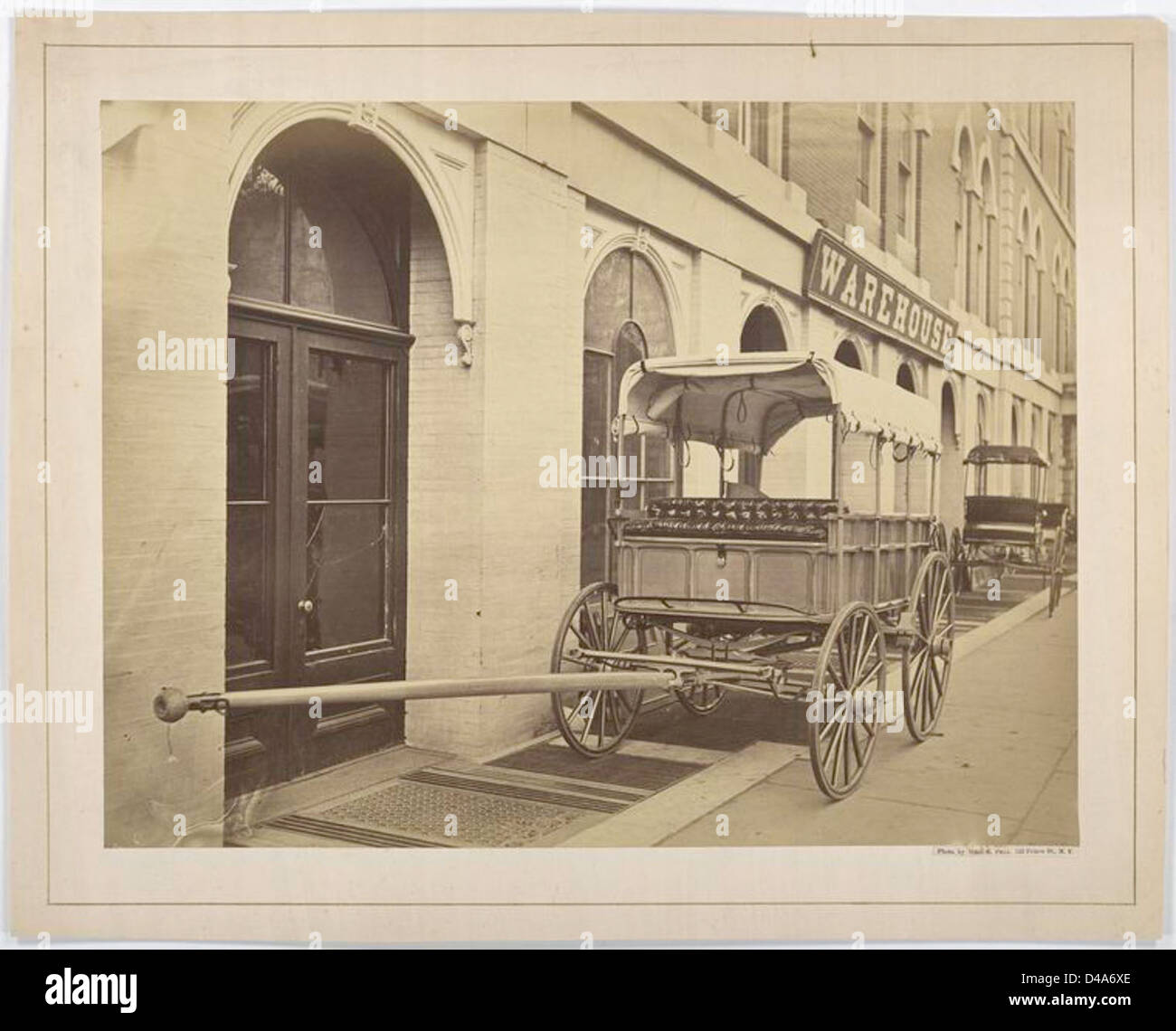 Dieses Foto zeigt einen Howard-Krankenwagen, der während des Bürgerkriegs vor einem Lagerhaus geparkt wurde. Das Bild wurde 1869 aufgenommen und bietet eine detaillierte Ansicht des medizinischen Transports aus dem Bürgerkrieg und der Konstruktion des Wagens. Stockfoto