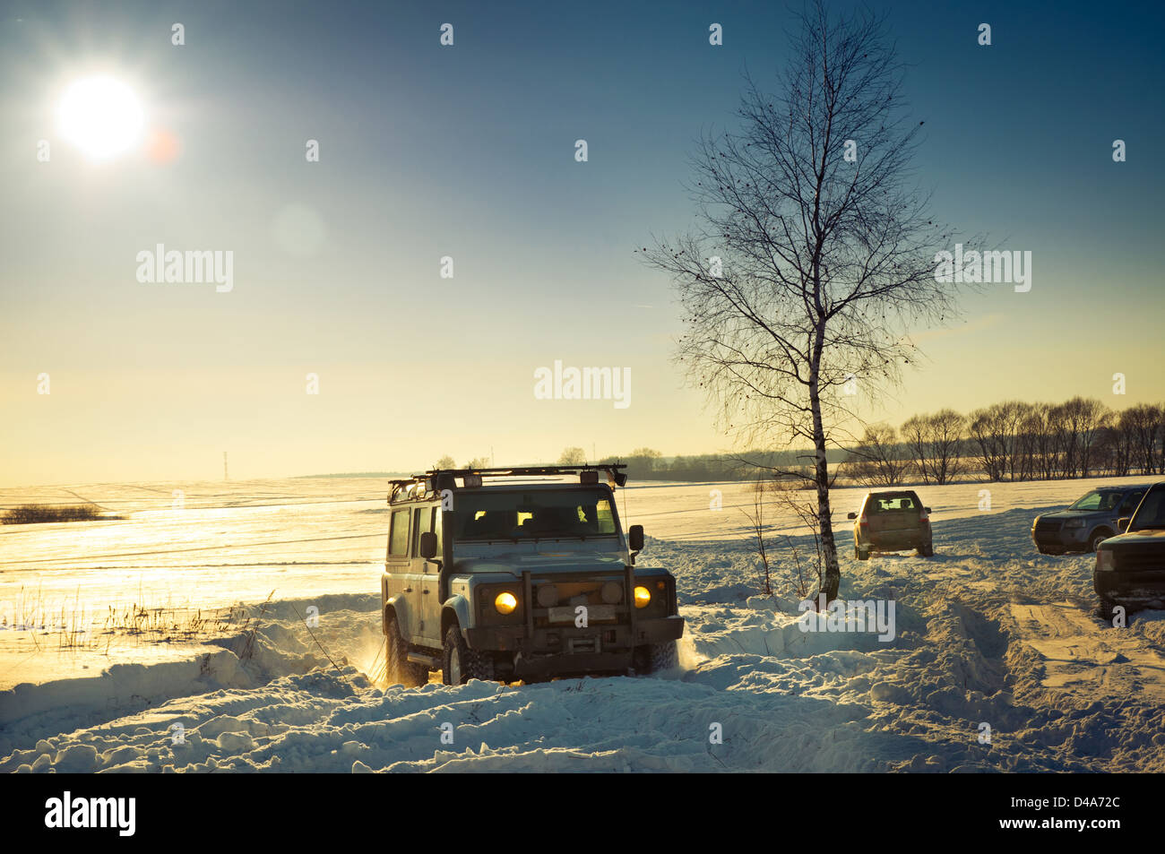 Land Rover Defender 110 Suv vorne auf Hintergrund der russische Winter. Stockfoto