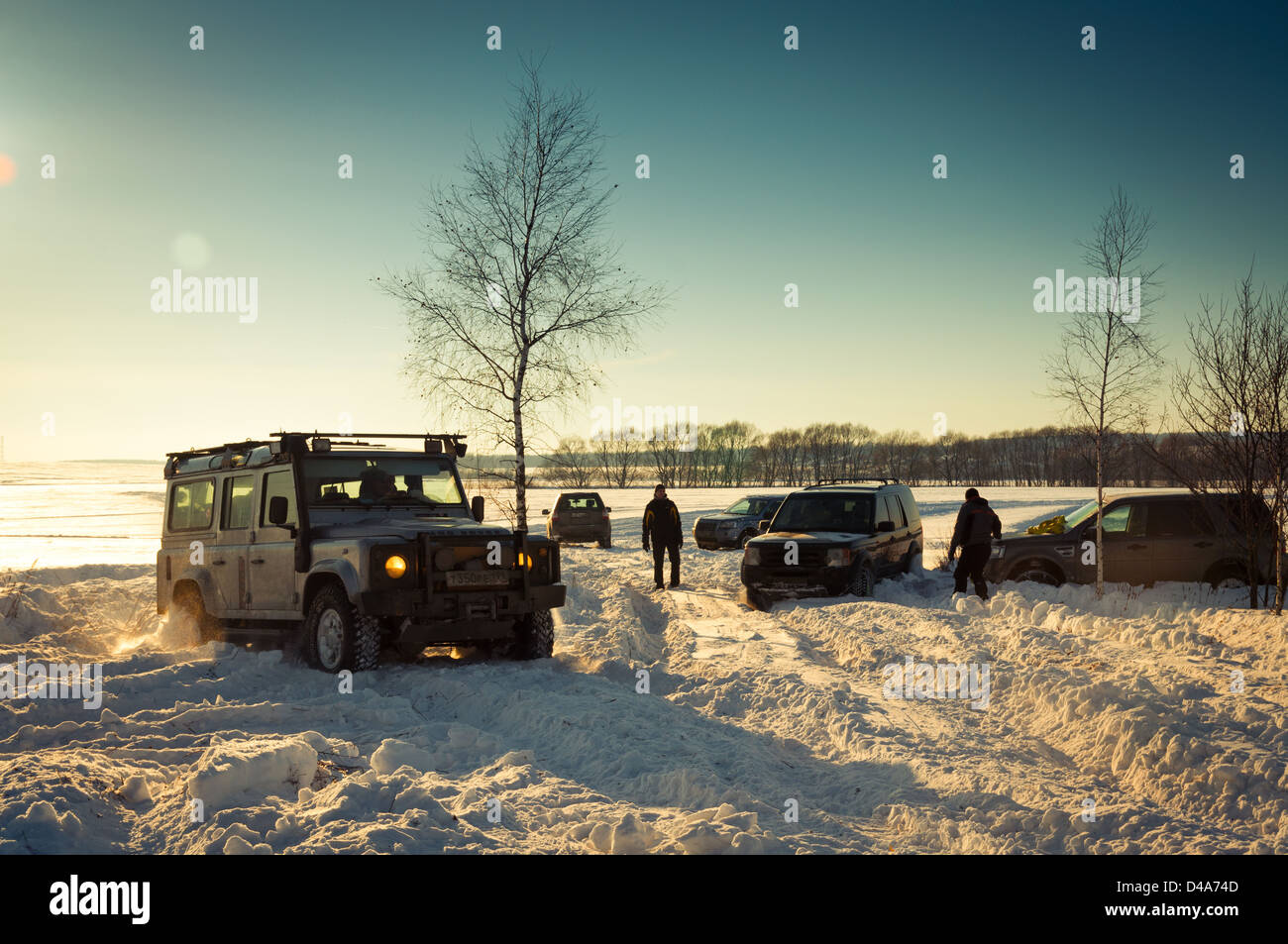 Land Rover Defender 110 Suv vorne auf Hintergrund der russische Winter. Stockfoto