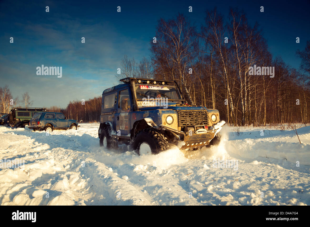 Blaue Land Rover Defender 90 Suv vorne auf Hintergrund der russische Winter. Stockfoto
