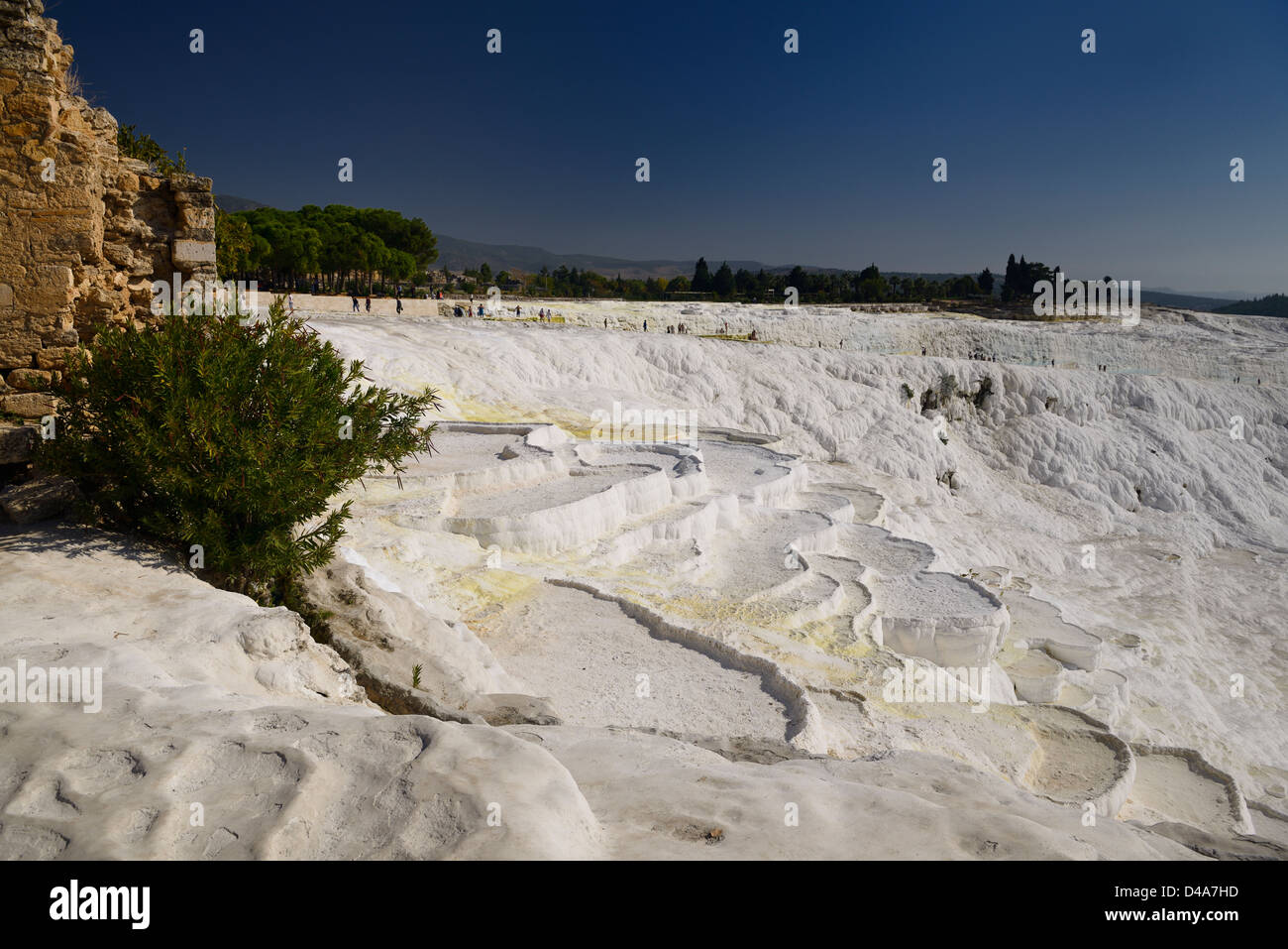 Ruinen von Hierapolis und trockenen Travertin Calciumcarbonat Mineralpools und Touristen an Thermalquellen von Pamukkale Türkei Stockfoto
