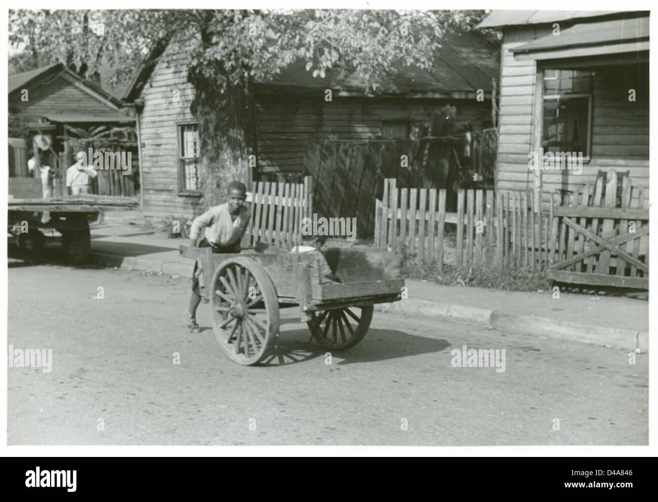 Dieses Foto vom Januar bis Februar 1939 zeigt eine Straße im afroamerikanischen Teil von Charleston, West Virginia, während der Großen Depression. Das Bild spiegelt die sozioökonomischen Bedingungen dieser Zeit wider. Stockfoto