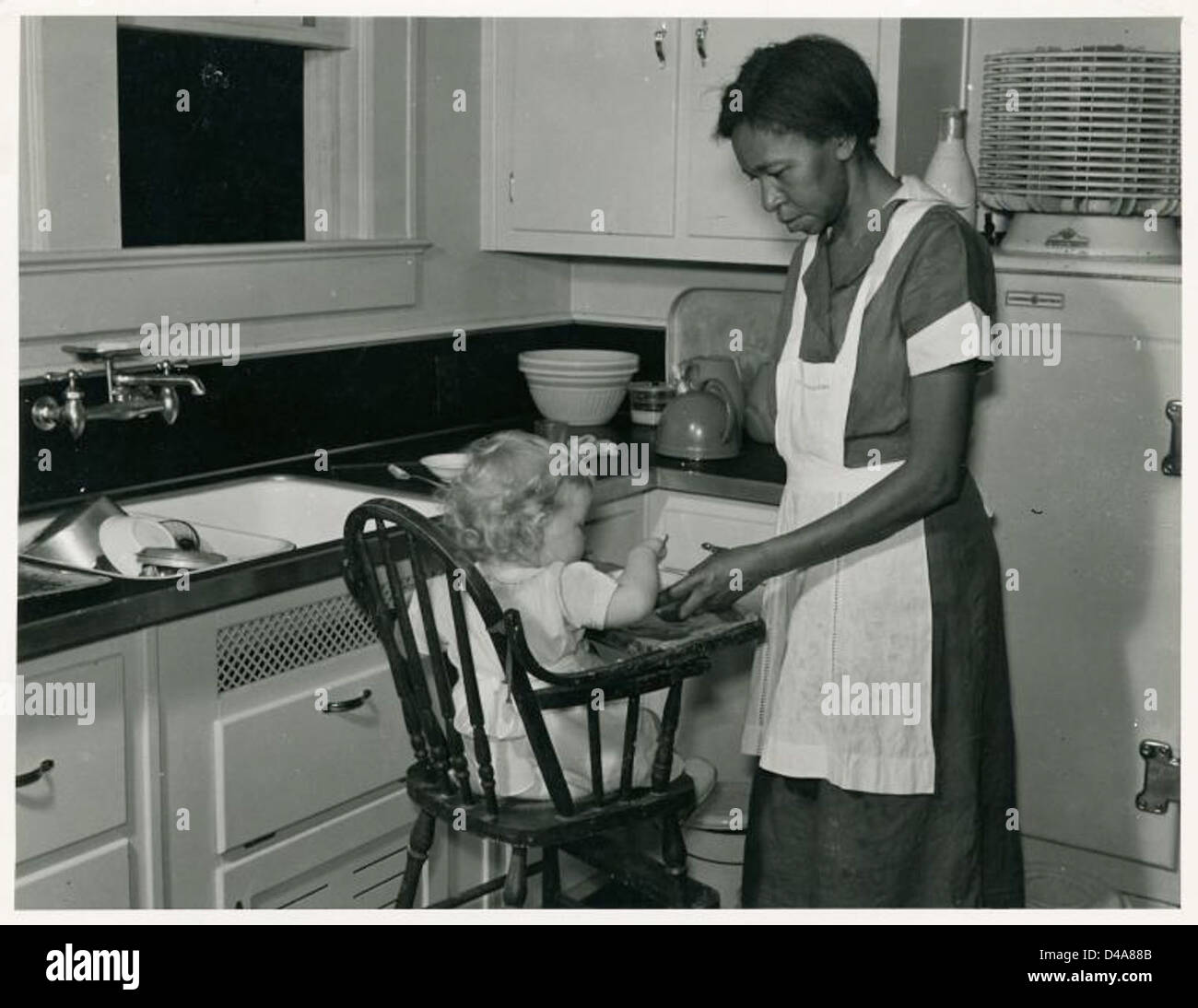 Ein Foto eines afroamerikanischen Hausarbeiters in Atlanta, Georgia aus dem Jahr 1939, das während der Großen Depression aufgenommen wurde und die rassische und soziale Dynamik dieser Zeit widerspiegelt. Stockfoto