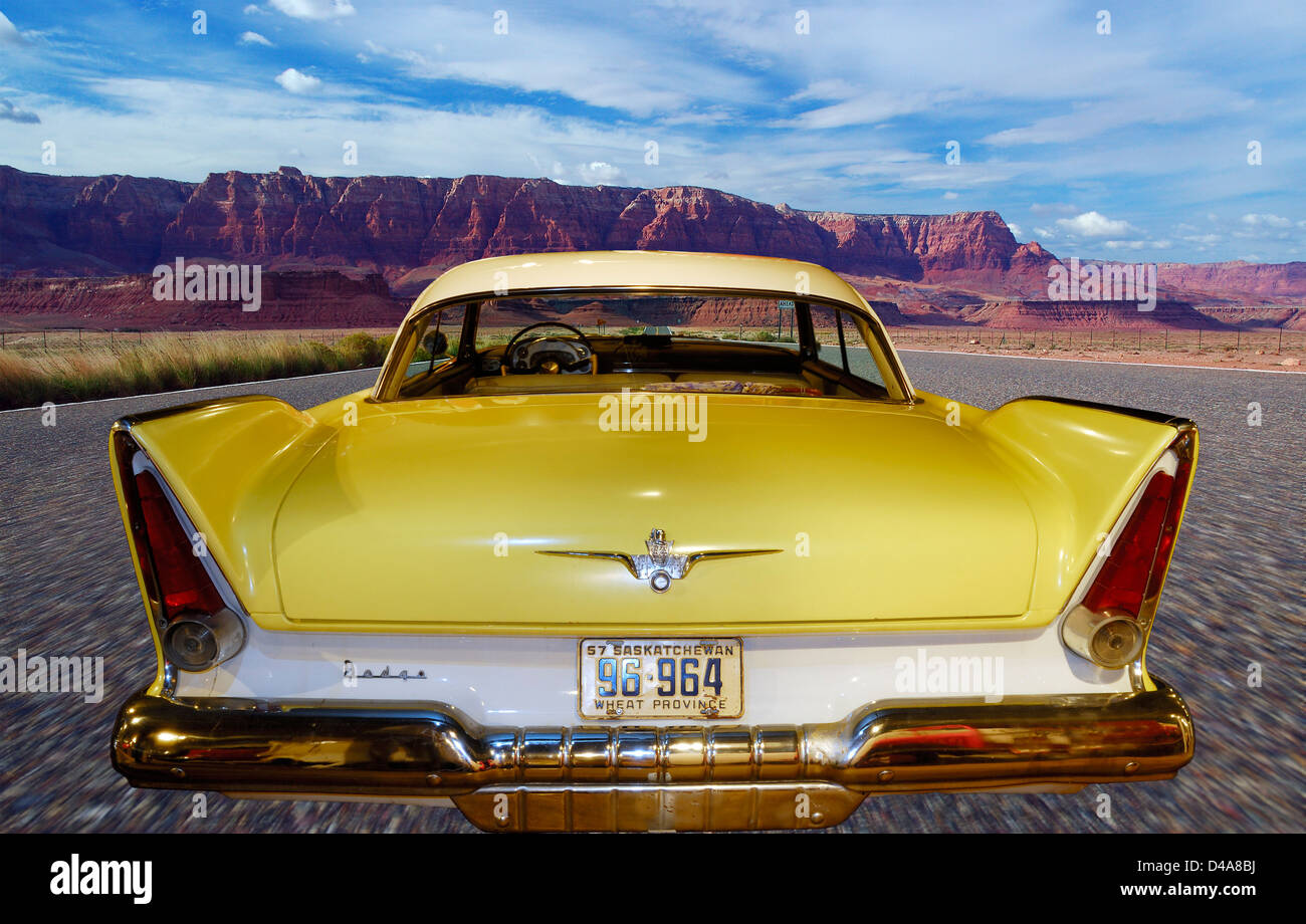 1957 Dodge Regent Oldtimer Straßenfahrt durch Arizona, Vermilion Cliffs USA Stockfoto