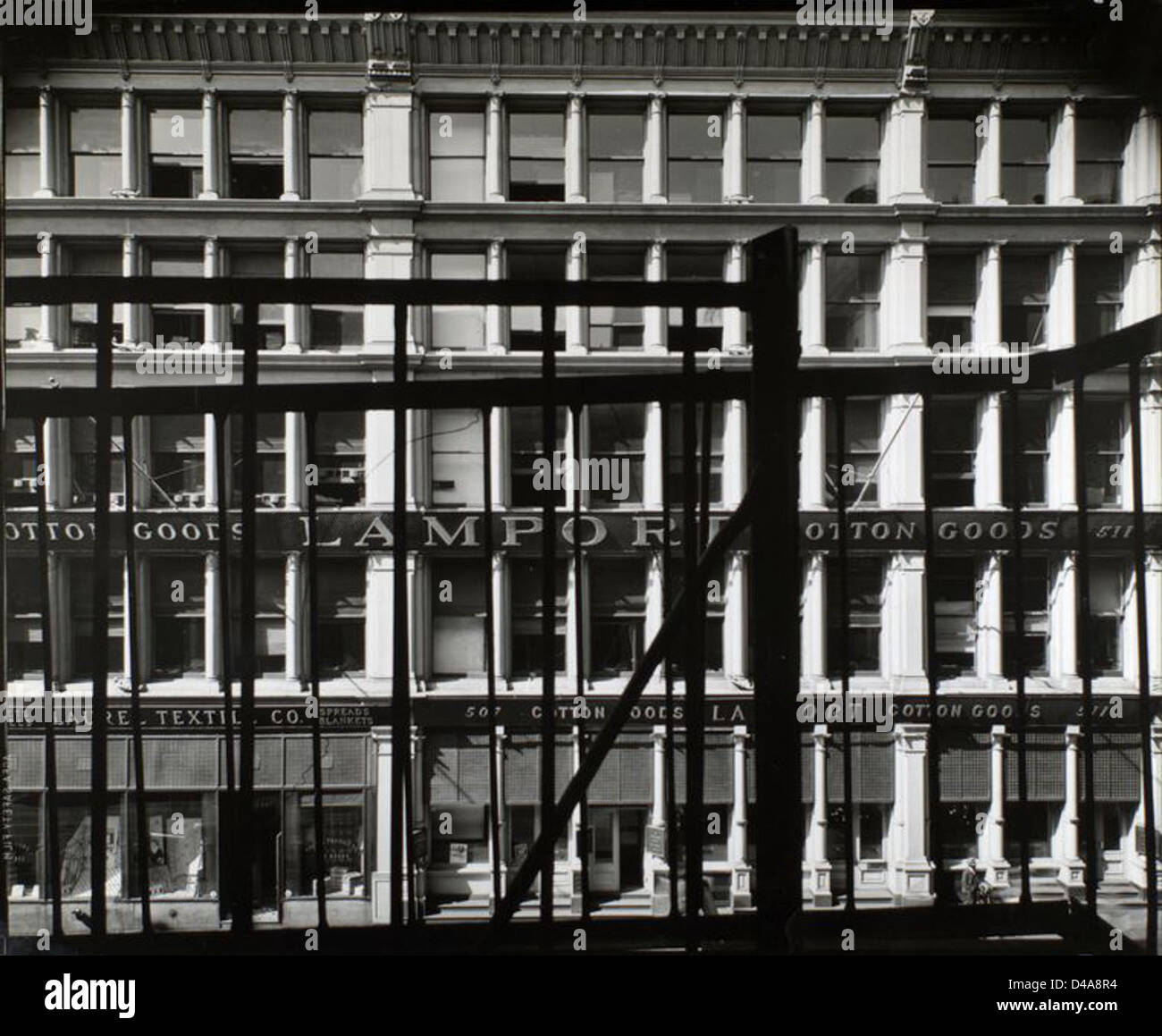 Dieses Foto aus dem Jahr 1935 zeigt das Gebäude der Lamport Export Company am 507-511 Broadway, Manhattan. Das Bild zeigt das Gusseisen des Gebäudes und spiegelt den architektonischen und kommerziellen Stil der damaligen Zeit wider. Stockfoto
