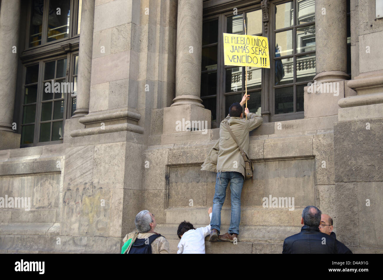 Barcelona (Spanien), 10. März 2013. Proteste gegen spanische und katalanische Regierung wohl schneidet aufgrund der Wirtschaftskrise und die Einführung von Sparmaßnahmen als das Mittel, um die Krise zu lösen. Das Zeichen "El Pueblo Unido Jamás Será Vencido" bedeutet "die Menschen, die nie besiegt werden". Stockfoto