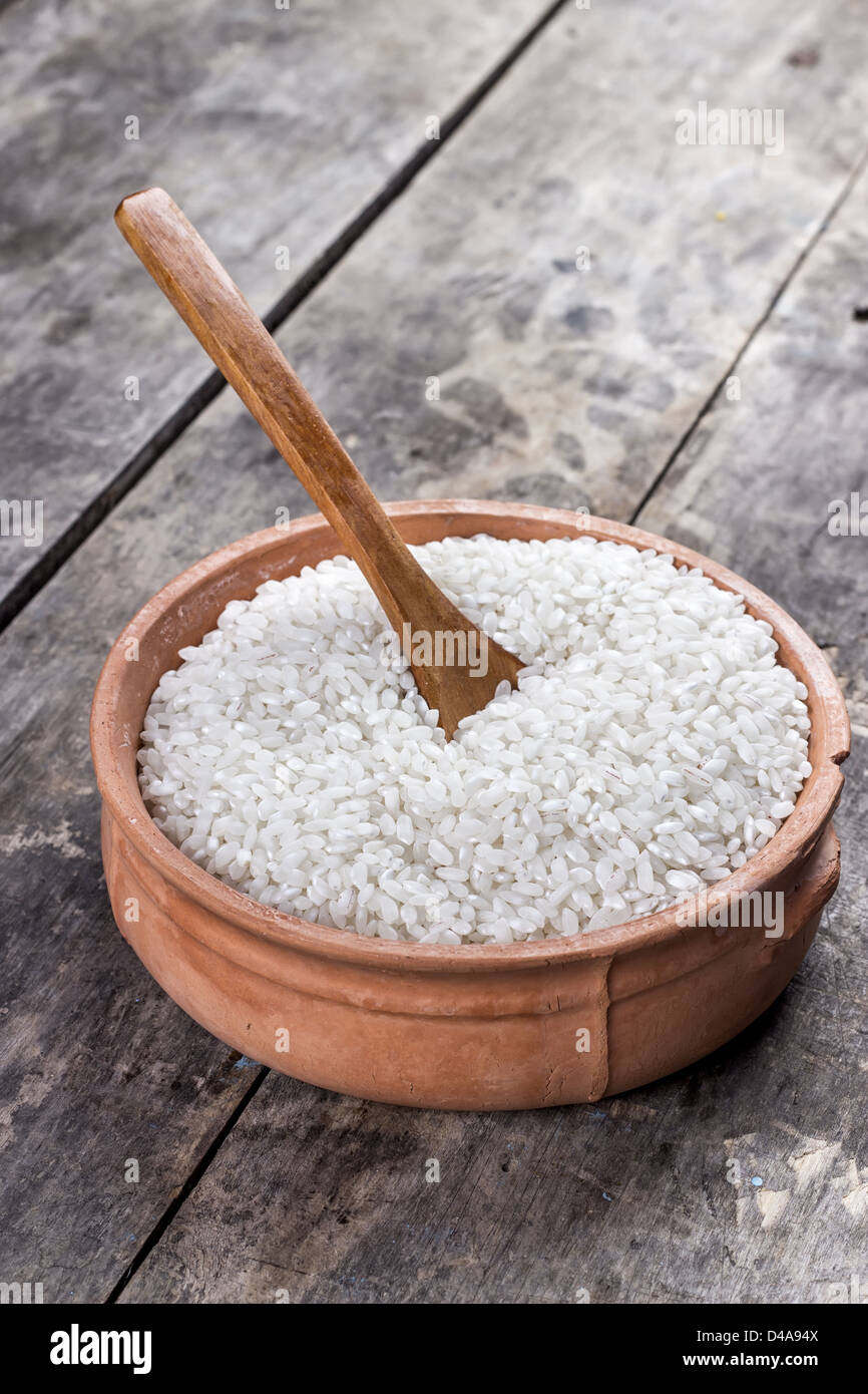 Reis auf Holzlöffel auf Tisch Stockfoto