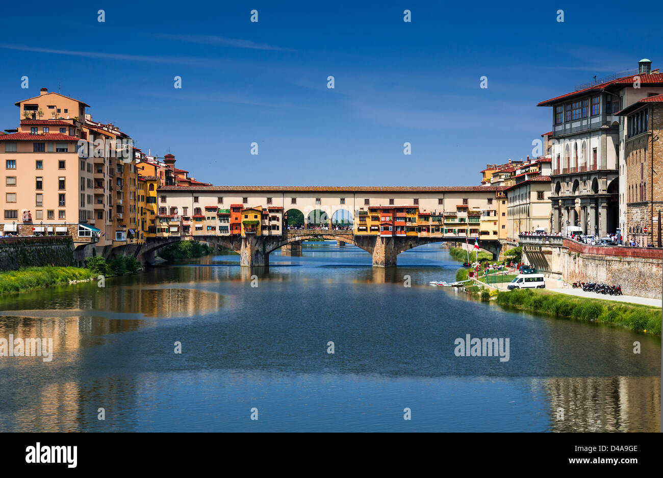 Ponte Vecchio, mittelalterliche Brücke über den Fluss Arno mit Geschäften entlang, Florenz, Toskana gebaut. Stockfoto