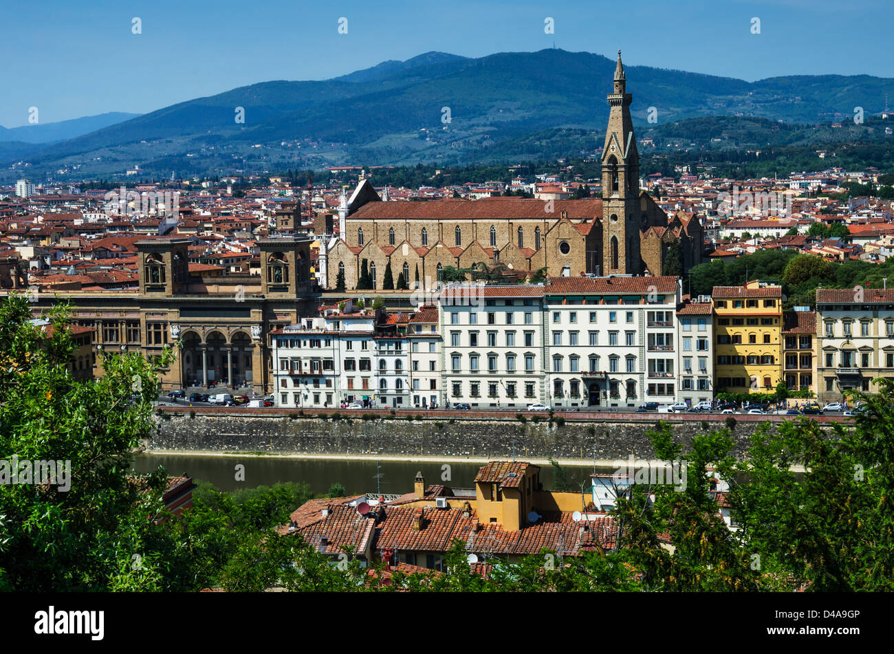 Gotische Kirche Santa Croce mit Neo-gotischen Glockenturm. Florenz, Toskana, Italien. Enthält die Gräber von Michelangelo und Galileo. Stockfoto