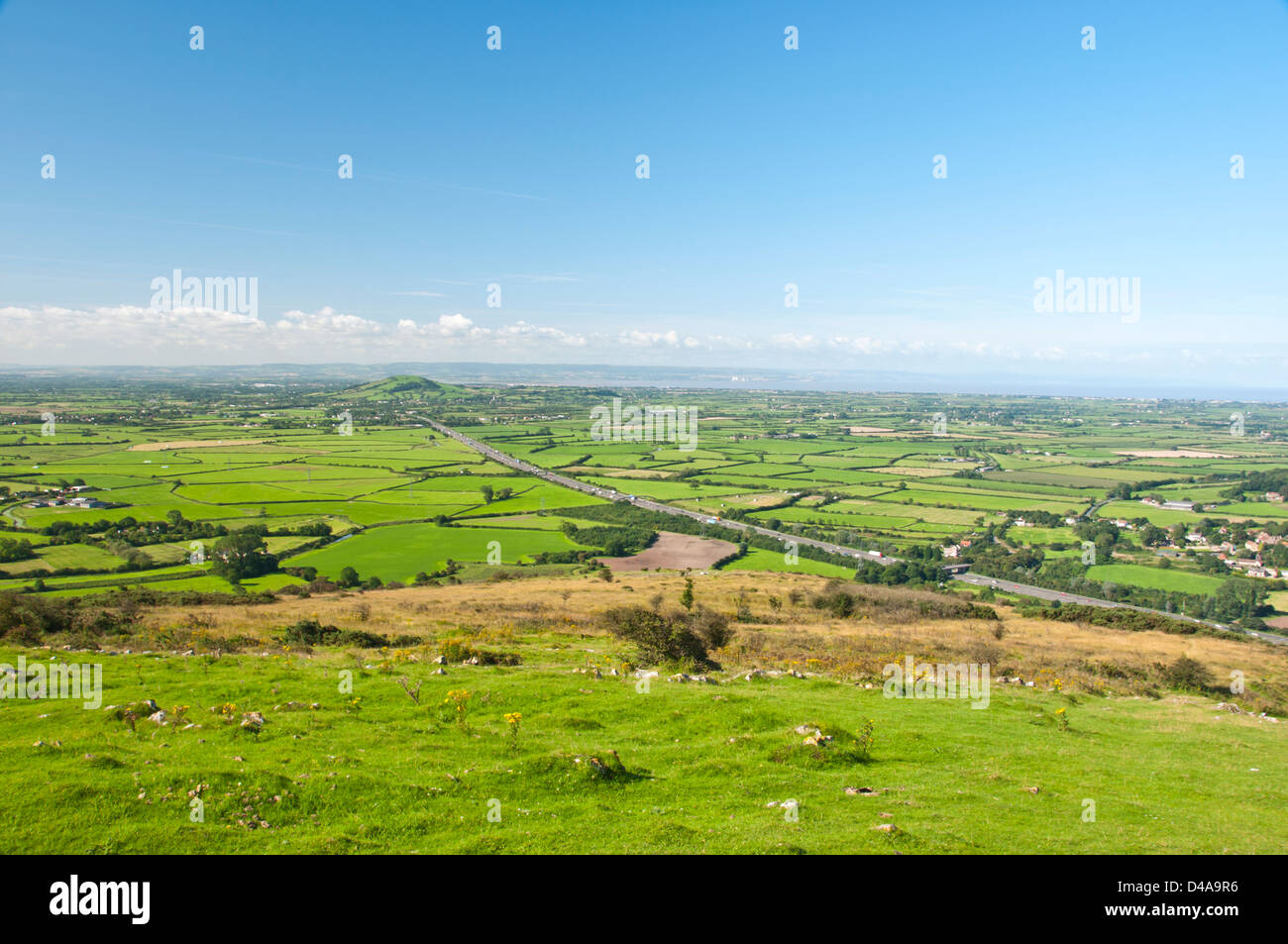 Blick vom Gauner Peak auf Brent Knoll, den Somerset Levels, M5 Autobahn, Hinkley Point Bristolkanal, Südwest-England Stockfoto