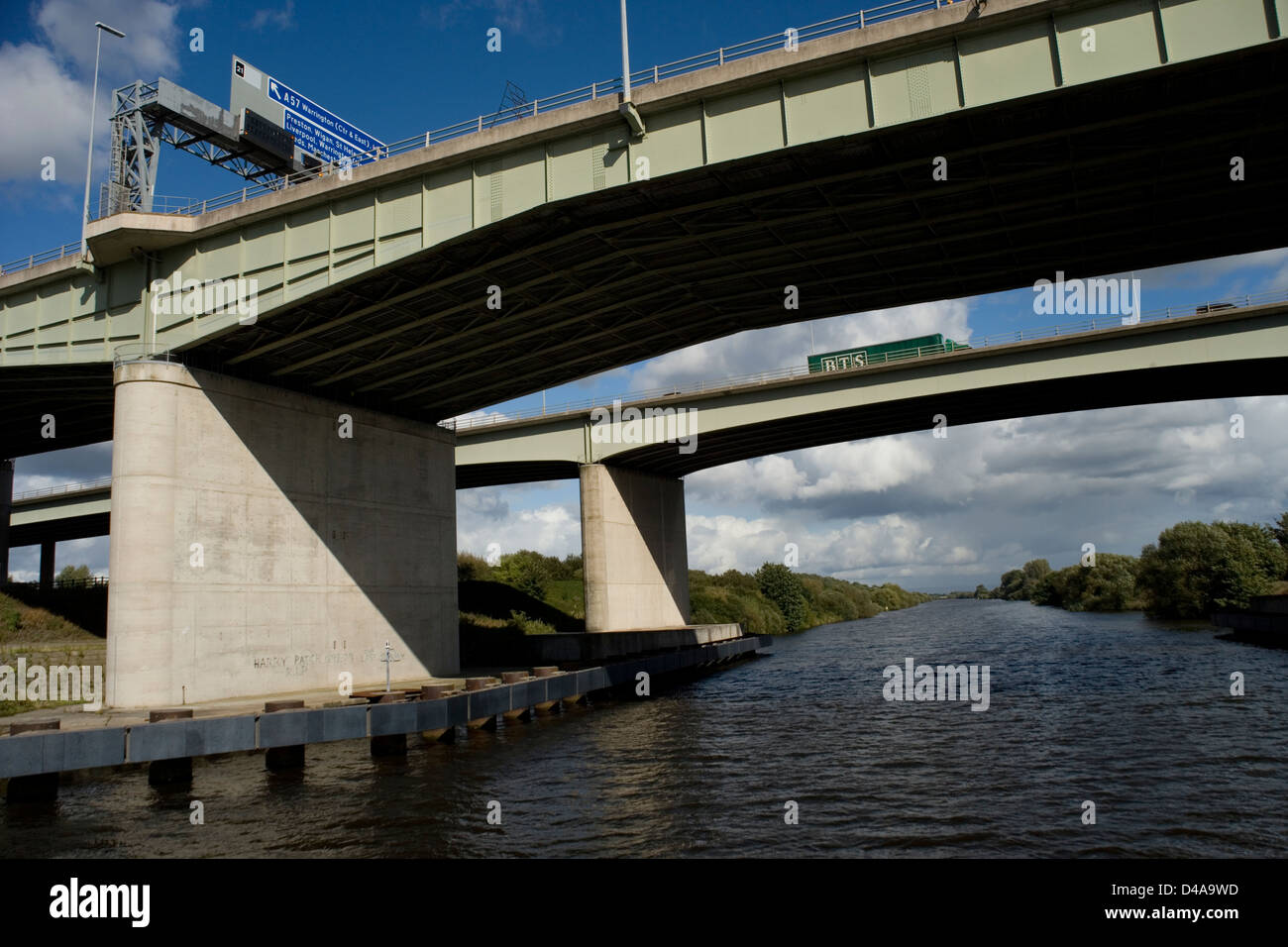 Die M62 Thelwalls Viadukt Brücke über den Manchester Ship Canal von der Mersey Fähre Stockfoto