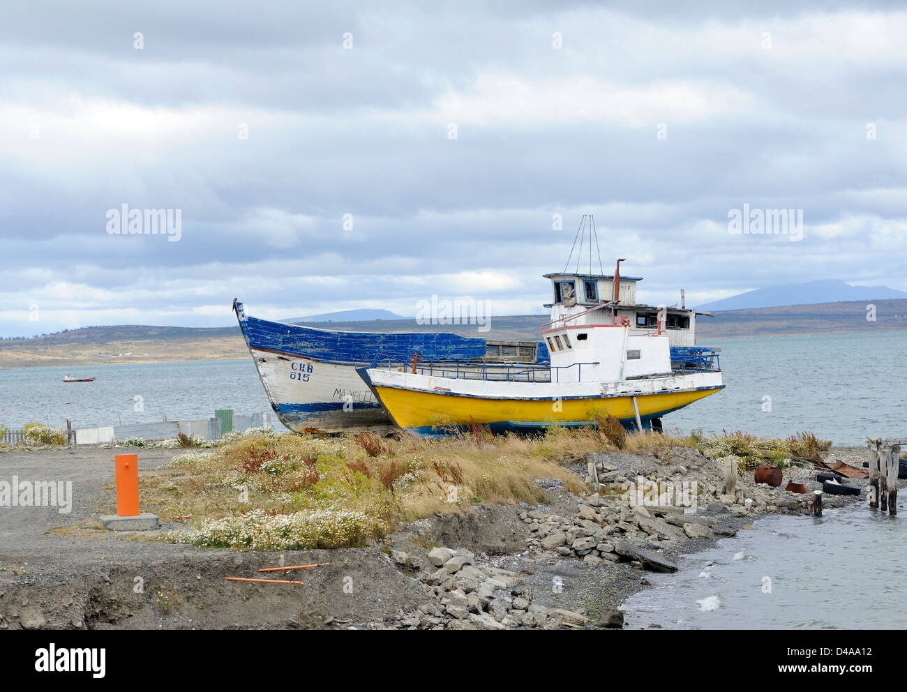 Hölzerne Fischerboote am Strand hochgezogen. Puerto Natales, Chile. Stockfoto