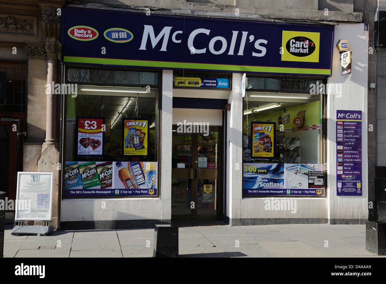 Dieser Laden ist dauerhaft geschlossen. McColl's Zeitungskiosks kaufen auf dem St. Enoch Square im Stadtzentrum von Glasgow, Schottland, Großbritannien, ein Stockfoto