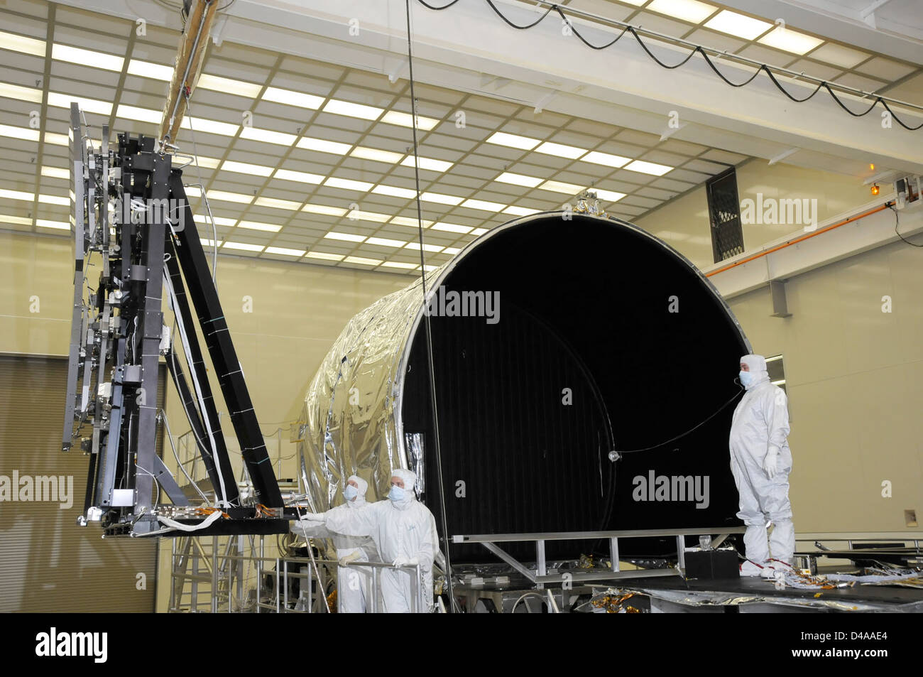 Die Spiegel des James Webb Space Telescope erreichen das Marshall Space Flight Center der NASA für kryogene Tests und stellen sicher, dass sie bei extrem niedrigen Temperaturen für Weltraumbeobachtungen funktionieren. Stockfoto