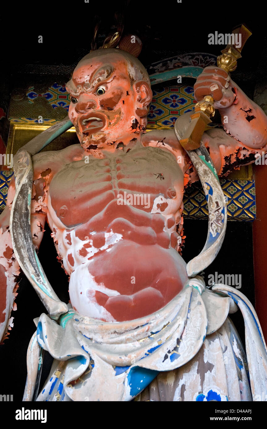 Unheimlich Omotemon Gate Guardian Holzstatue am Tōshōgū Jinja Schrein in Nikko, Tochigi, Japan. Stockfoto