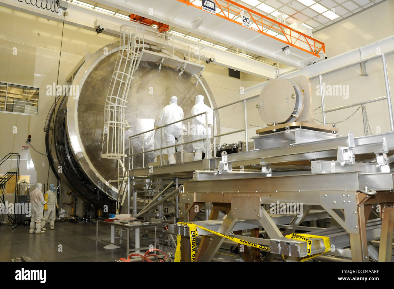 Die Spiegel des James Webb Space Telescope kommen im Marshall Space Flight Center der NASA an, um Kryogene zu testen. Dieser Schritt stellt sicher, dass das Teleskop in der kalten Umgebung des Weltraums effektiv funktioniert und als Nachfolger des Hubble Weltraumteleskops dient. Stockfoto