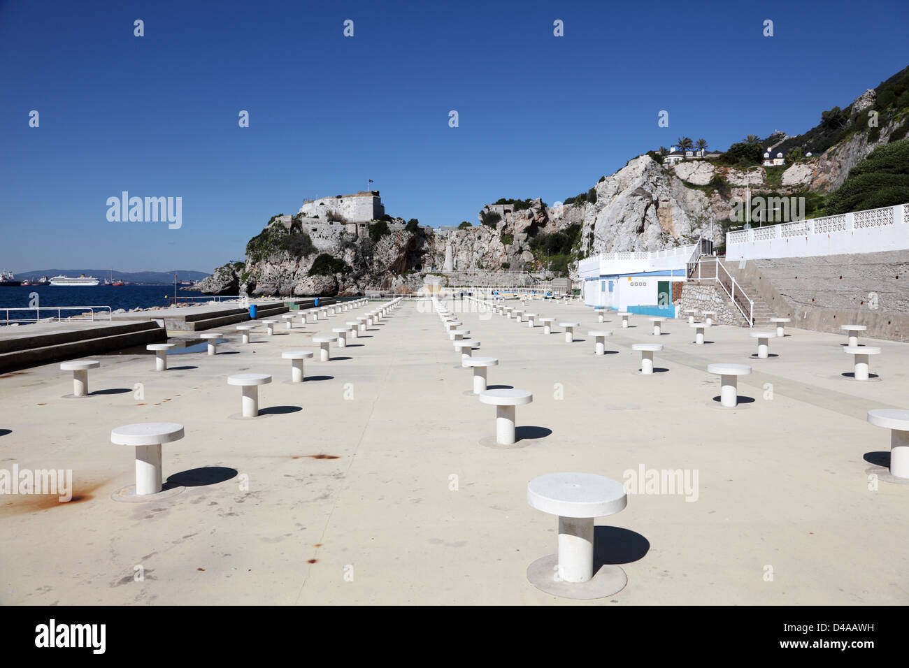 Picknick-Tische an das Erholungsgebiet der Schlüssel-Promenade in Gibraltar Stockfoto