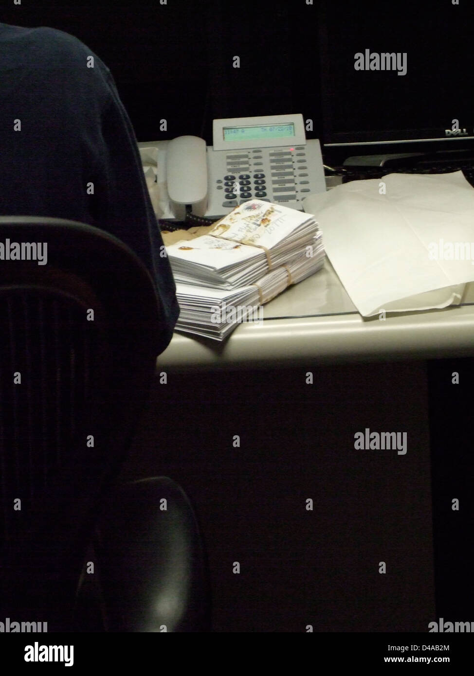 Das Hubble Space Telescope, ein Eckpfeiler der astronomischen Forschung, wurde durch das James Webb Space Telescope (JWST) ersetzt. JWST, das im Dezember 2021 ins Leben gerufen wurde, soll tiefer in den Weltraum eindringen und dabei ferne Galaxien, Exoplaneten und kosmische Phänomene beobachten. Es zielt darauf ab, Hubbles Fähigkeiten zu übertreffen, wobei der Schwerpunkt auf Infrarot-Beobachtungen liegt. Der Start des Teleskops war ein bedeutender Moment in der Weltraumforschung, der in populären Medien gefeiert wurde, unter anderem von Jimmy Fallon. Stockfoto