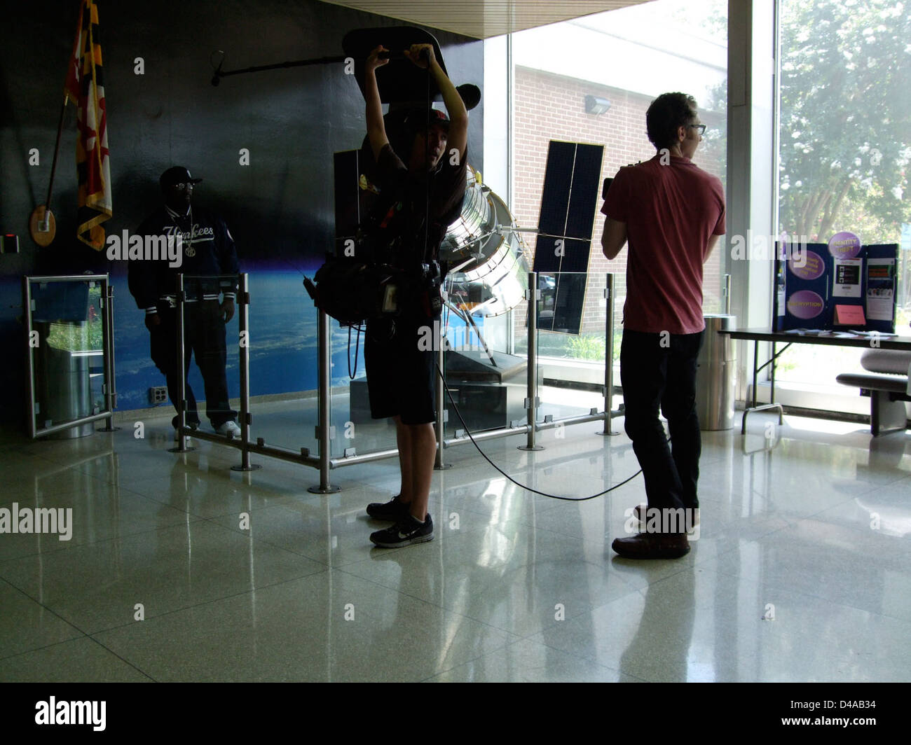 Das Hubble-Weltraumteleskop der NASA hatte einen besonderen Auftritt in der Tonight Show mit Jimmy Fallon. Die Veranstaltung zeigte eine komödiantische Skizze, Hubbles Rolle in der Weltraumforschung und sein Vermächtnis als wichtiges wissenschaftliches Instrument. Stockfoto