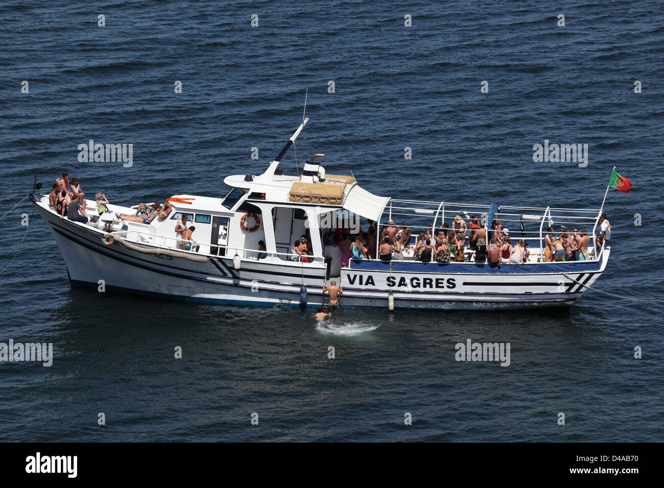 Touristenboot Partei Verankerung in der Nähe von Lagos, Algarve Portugal Stockfoto