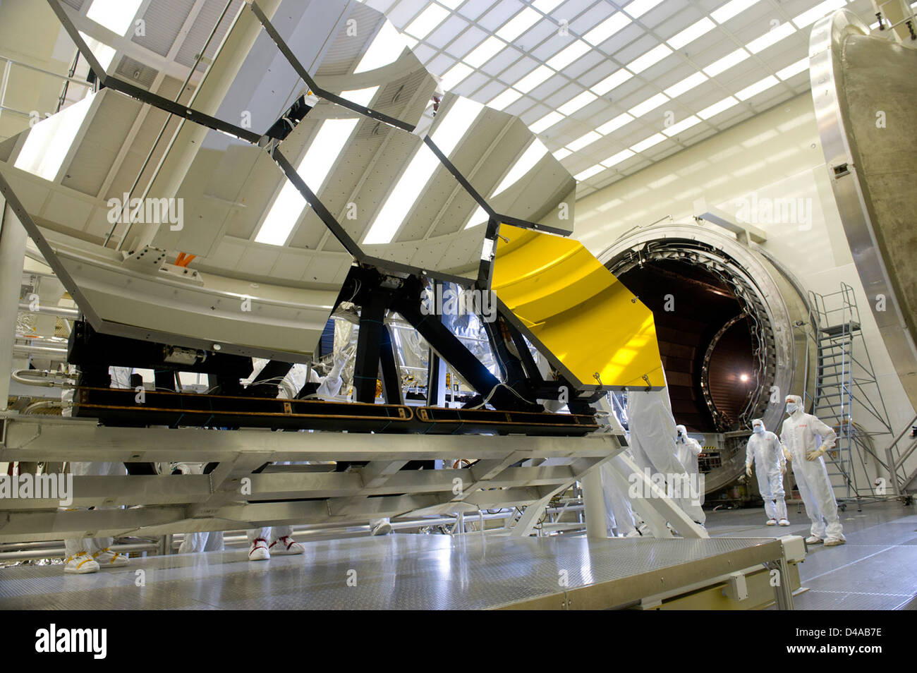 Das James Webb Space Telescope (JWST) verfügt über goldbeschichtete Primärspiegelsegmente, die eine hochpräzise Bildgebung entfernter Galaxien ermöglichen. Diese Technologie ist für die Aufnahme klarerer Bilder in Infrarot-Wellenlängen unerlässlich. Stockfoto