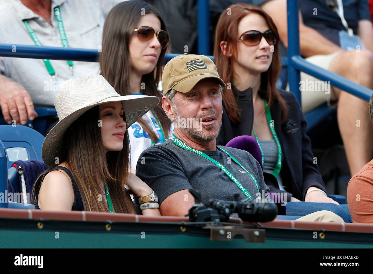 Indian Wells, Kalifornien. USA. 9. März 2013: Nikita Kahn und Larry Ellison, Turnier-Besitzer und CEO von Oracle, besuchen das Match zwischen Roger Federer der Schweiz und Denis Istomin Usbekistans während der BNP Paribas Open spielte bei den Indian Wells Tennis Garden in Indian Wells CA. Stockfoto