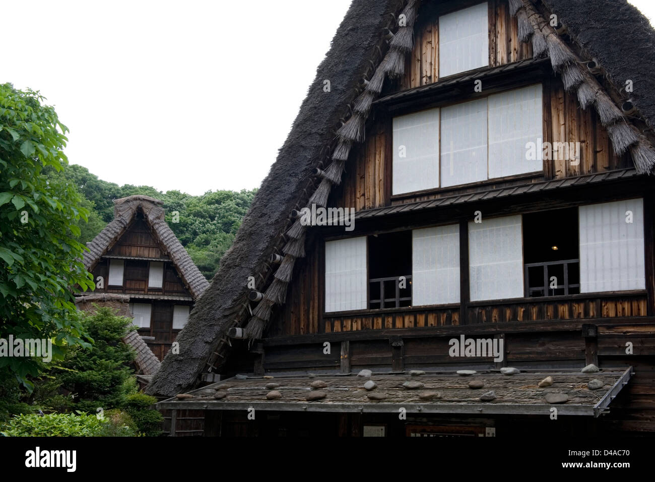 Historic strohgedeckten Dach Kayabuki Landschaft Dorf Residenzen im Nihon Minkaen (Folk Haus Freilichtmuseum) in Kawasaki, Japan. Stockfoto