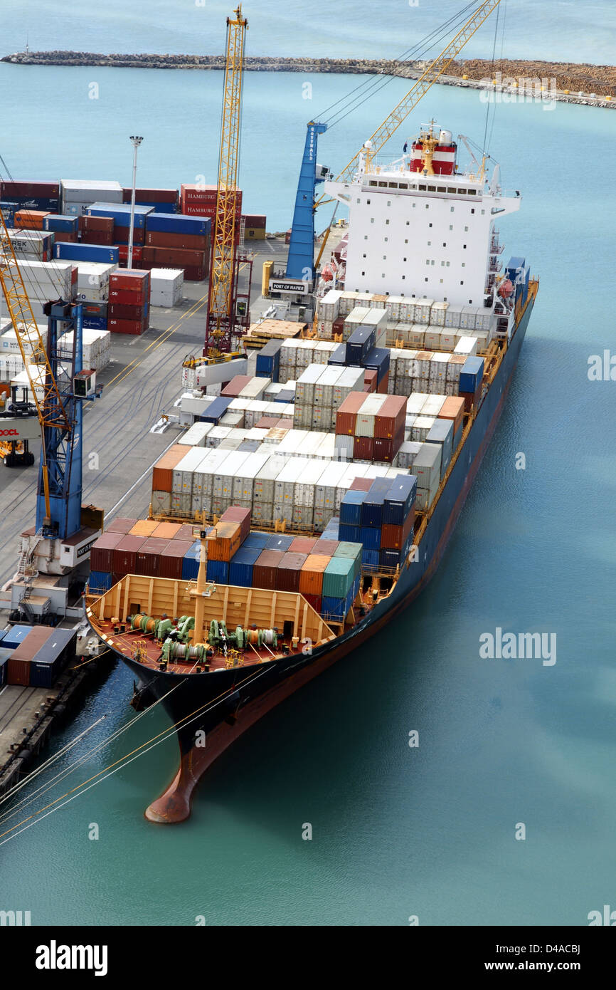 Das Containerschiff Kota Lukis geladen am Hafen von Napier in Neuseeland Stockfoto