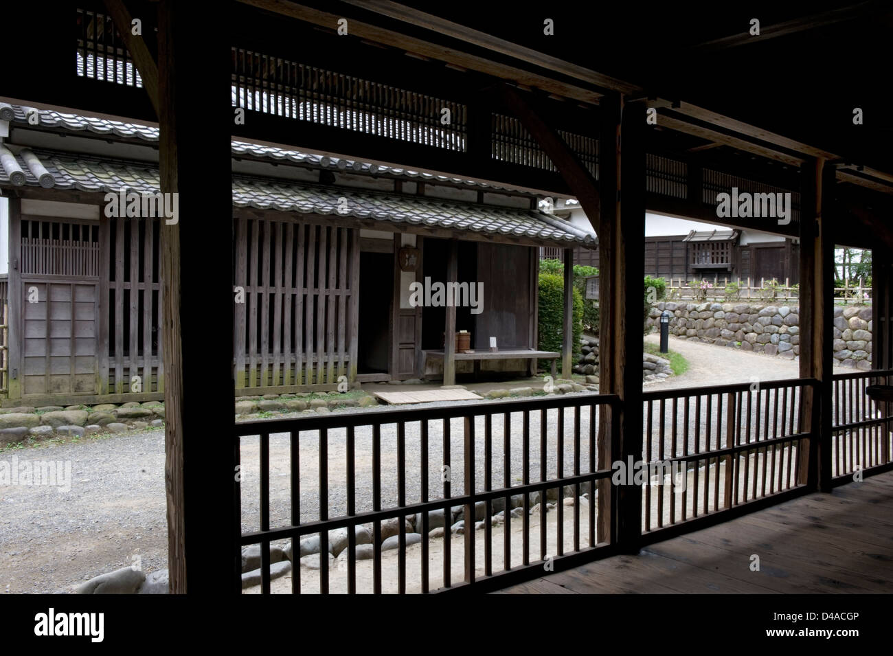 Historische Landschaft Bauernhäuser Zeile jeder Seite des Bergdorfes Straße am Nihon Minkaen (Folk Haus Freilichtmuseum) Stockfoto