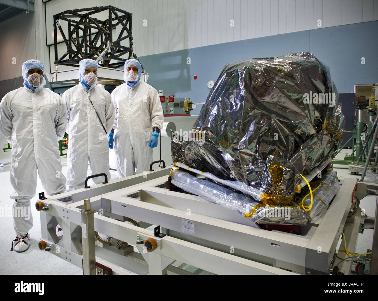 MIRI (Mid-Infrared Instrument) ist ein wichtiger Bestandteil des James Webb Space Telescope, das zur Beobachtung von Infrarot-Wellenlängen entwickelt wurde. Es wird detaillierte Bilder von fernen Galaxien, Sternen und anderen kosmischen Objekten liefern, die dem Hubble in bestimmten Fähigkeiten nachfolgen. Stockfoto