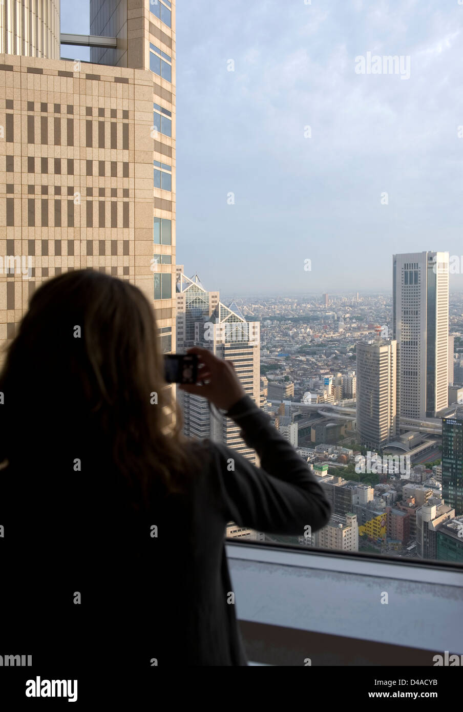 Besucher genießen Tokio Luftbild-Skyline von Aussichtsplattform des Tokyo Metro Regierungsgebäude in West Shinjuku Innenstadt Stockfoto
