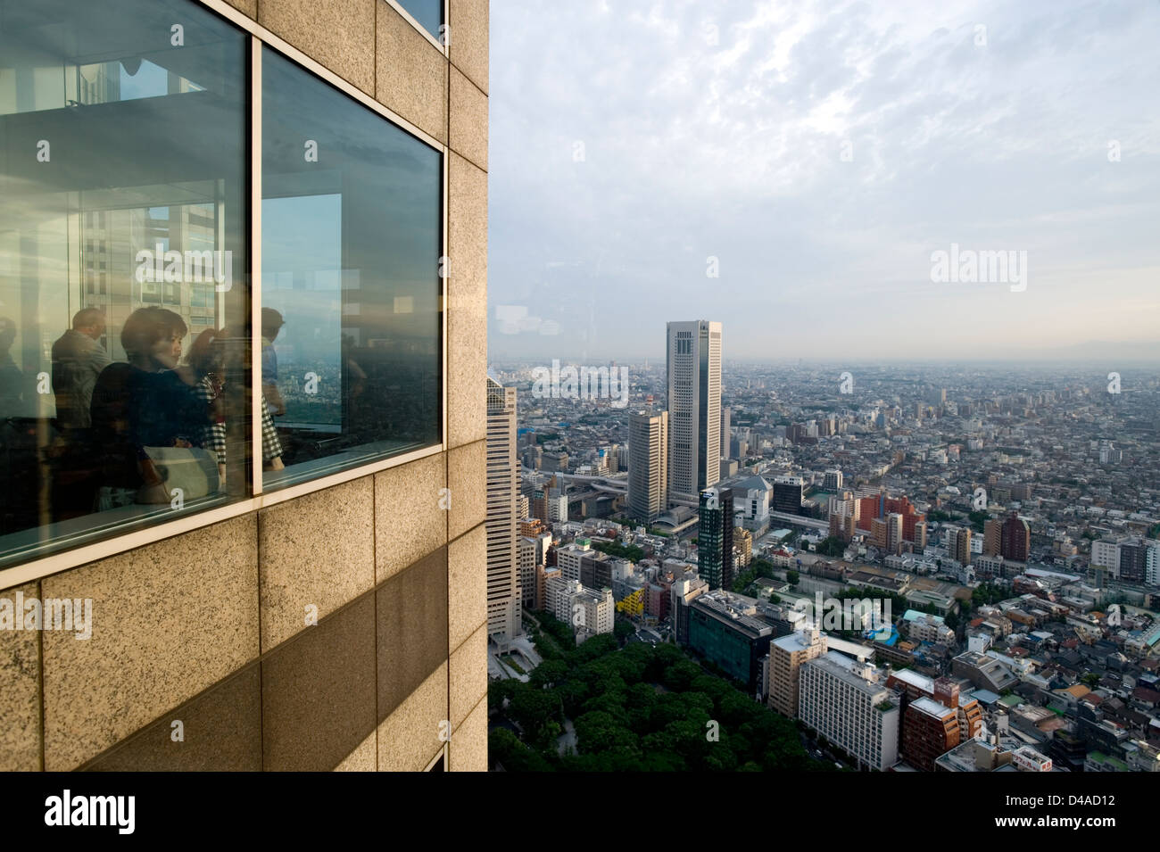 Besucher genießen Tokio Luftbild-Skyline von Aussichtsplattform des Tokyo Metro Regierungsgebäude in West Shinjuku Innenstadt Stockfoto