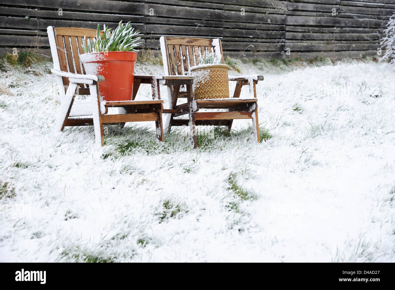Verschneiten Garten Szene im März. Stockfoto