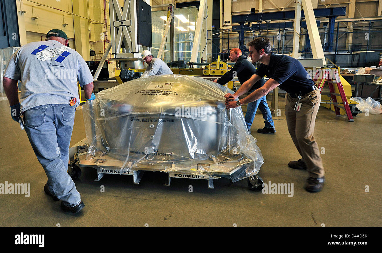 Die Spiegel des James Webb Space Telescope werden während des Montageprozesses in Position gebracht. Webb, ein Nachfolger des Hubble Weltraumteleskops, verfügt über fortschrittliche Technologien, die das Universum in Infrarot-Wellenlängen erforschen. Stockfoto