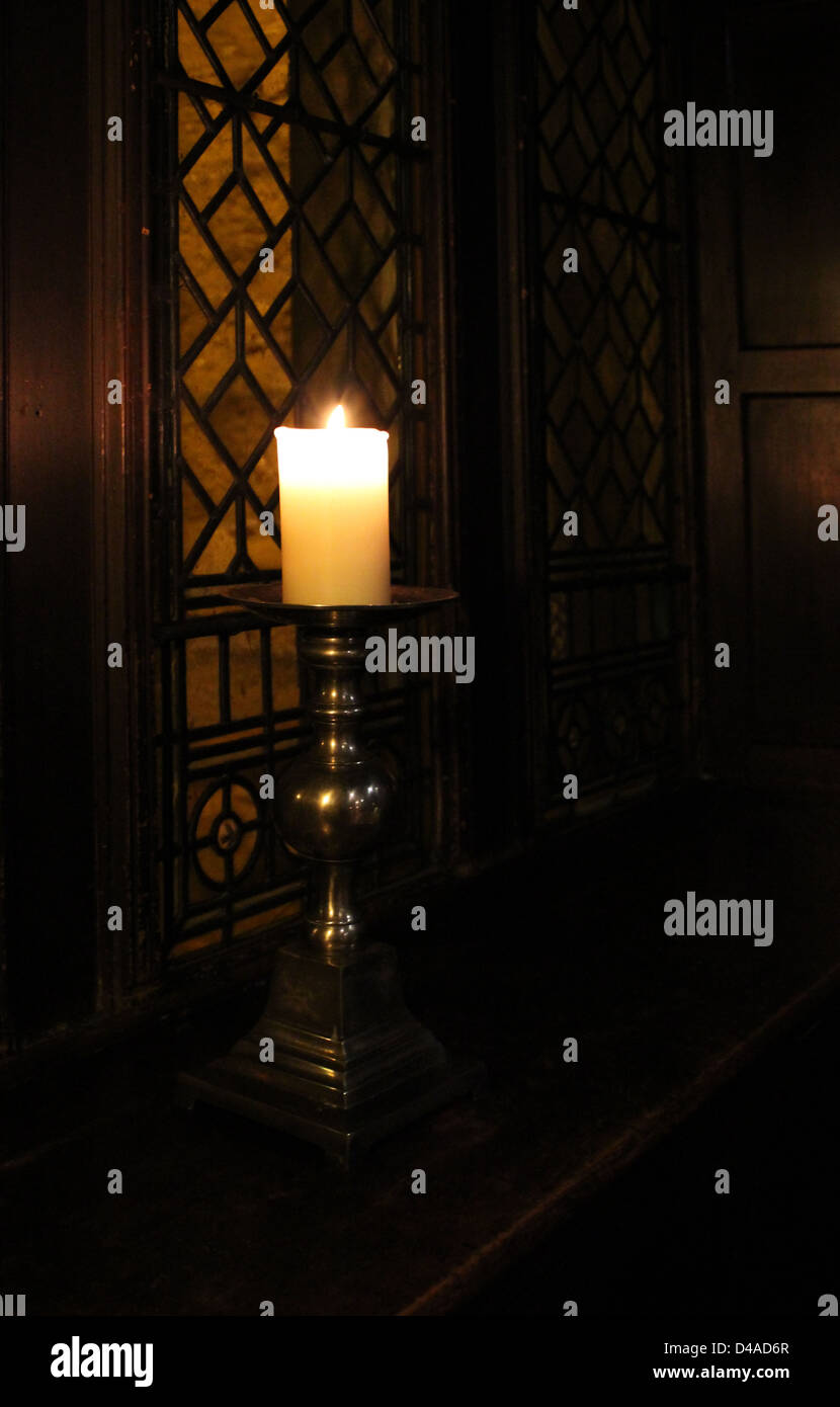 Kerze in historischen Fenstereinstellung Stockfoto Kerze in historischen Fenstereinstellung Stockfoto