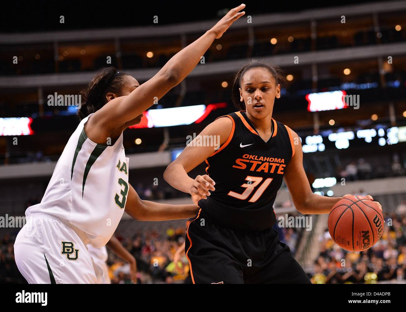 10. März 2013 - Dallas, TX, Vereinigte Staaten von Amerika - März 10, Wache 2013..Oklahoma Landeszentrale Kendra Suttles #31 und Baylor Jordan Müller #3 bei BIG 12 Frauen Basketball-Meisterschaft Halbfinale Spiel im American Airlines Center in Dallas, TX. Baylor besiegen Oklahoma State 77 69, um ins Finale zu gelangen. Stockfoto