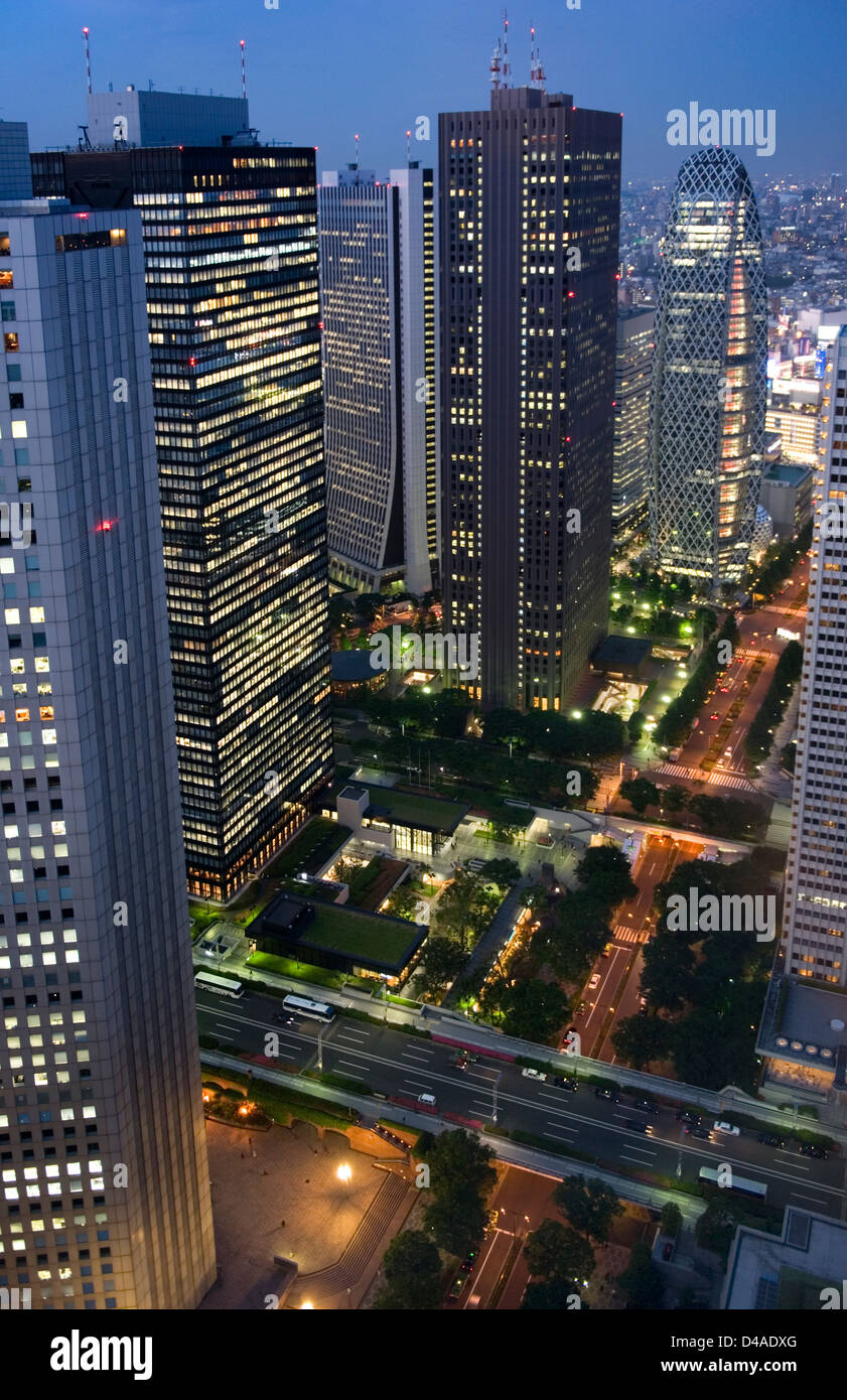 Am Abend Stadt Skyline Luftbild der Wolkenkratzer Hochhäuser corporate Bürogebäuden in Nishi-Shinjuku (West Shinjuku), Tokio Stockfoto