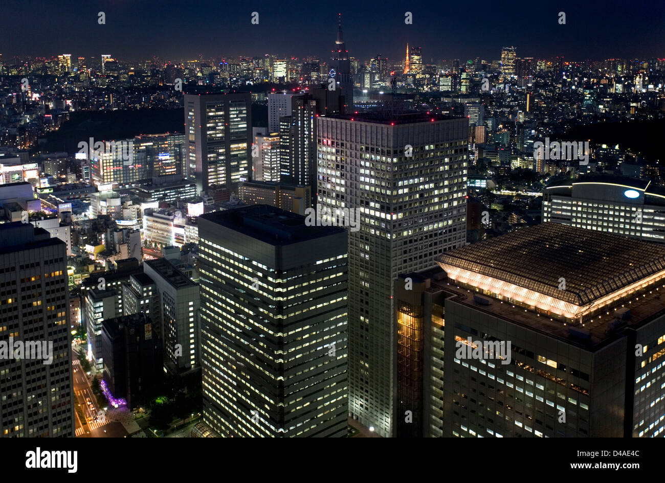 Am Abend Stadt Skyline Luftbild der Wolkenkratzer Hochhäuser corporate Bürogebäuden in Nishi-Shinjuku (West Shinjuku), Tokio Stockfoto